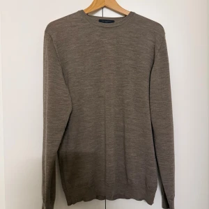 Stickad tröja  - Helt oanvänd, köptes för 1500kr, Märke: Daniele Fiesoli Italia (extra fine merino). Modellen bär storlek M och är 176 cm lång. Kom dm för fler frågor och pris. 