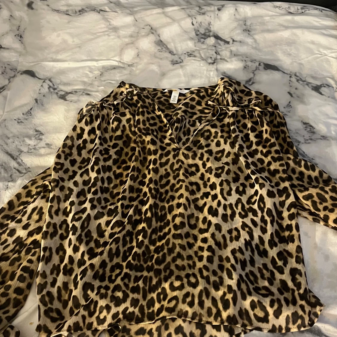 Leopardmönstrad blus från H&M