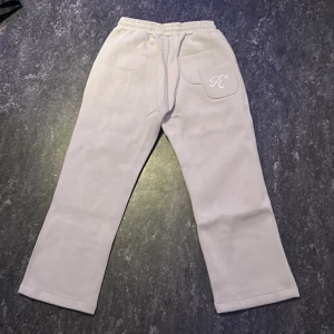 Saint Alexander Sweatpants  - Saint Alexander grå sweatpants – storlek S men passar även M nypris på dessa 2000kr Snygga och bekväma sweatpants från Saint Alexander i klassisk grå färg. Tillverkade i mjukt bomullsmaterial med resår i midjan och dragsko för perfekt passform. Har fickor på sidorna och en avslappnad, modern passform som passar både till vardags och chill. Perfekta för en clean streetwear-look eller en bekväm dag hemma.
