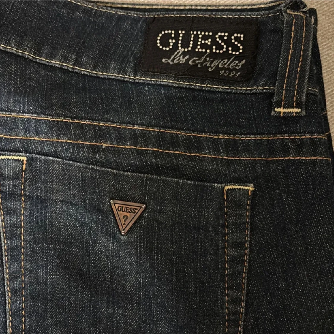 lågmidjade guess jeans - 2