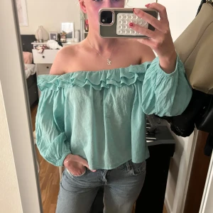 Zara volang blus  - Turkos volang blus från Zara. Passar till allt och går att ha on-shoulder men även off (nedanför axlarna, se på bilder). De är storlek XL men jag som bär S har köpt den för jag tycker den sitter snyggt på mig lite pösigt som på bilderna 