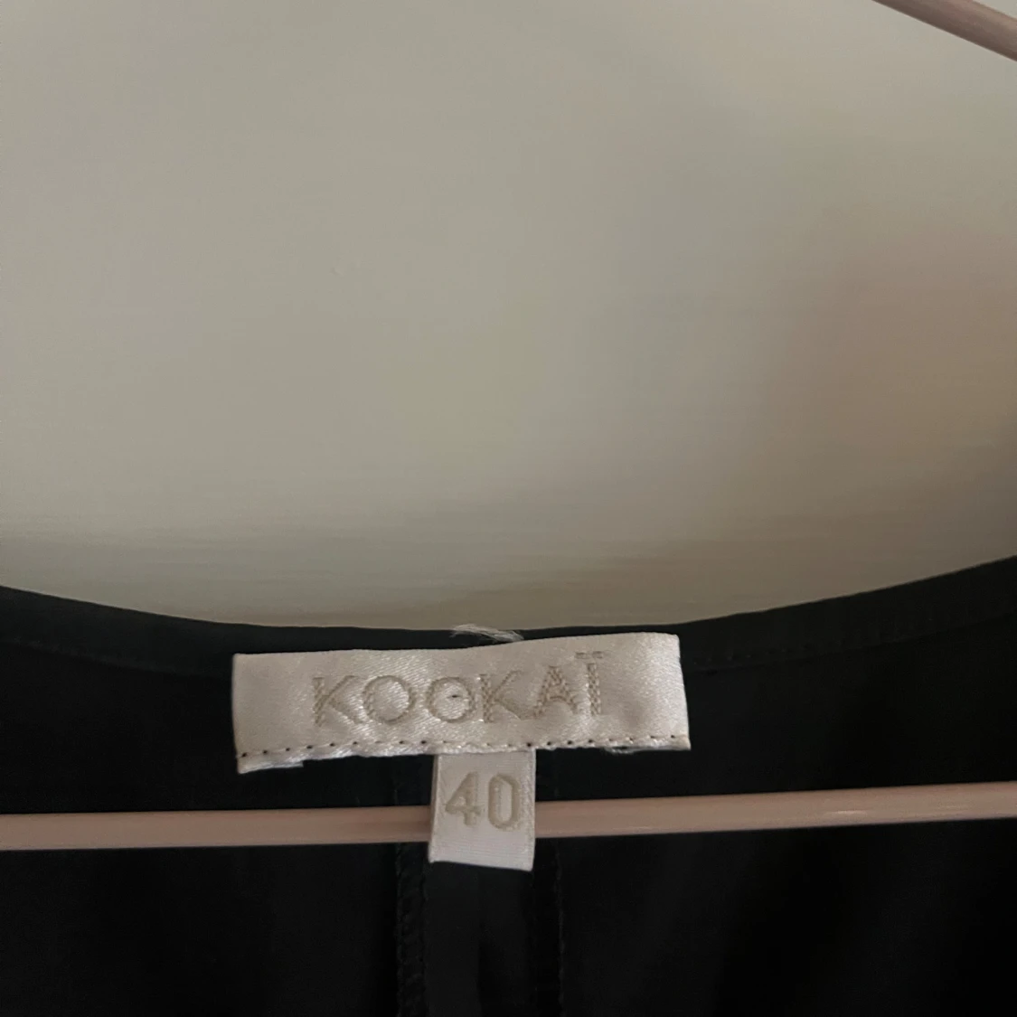 Svart blus i satin från Kookai - 2