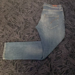 Dondup Jeans  - Snygga blå jeans från Dondup med en klassisk femficksdesign. Modellen är Mius som är slim fit och påminner lite om george. Jag skulle säga att de är i mycket bra skick helt utan defekter. Storlek 35 IT som motsvarar ungefär 33 i vanlig storlek. Skulle säga att de passar mellan 175-185 cm. Nypris på dessa ligger på runt 3000 kr. Skriv vid minsta fråga, mått och fler bilder skickas privat! 