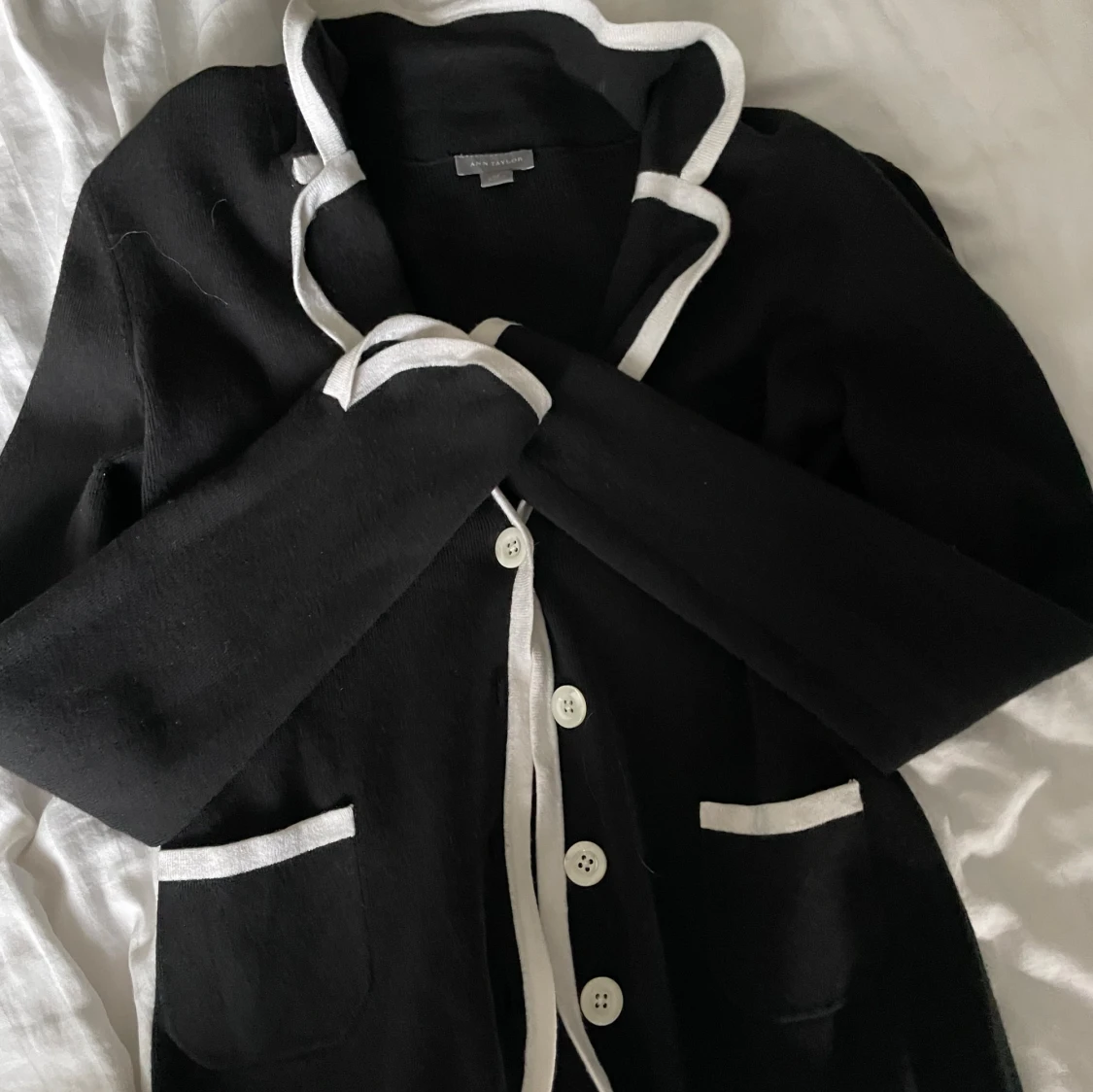 Säljer en svart vit söt kofta från ANN TAYLOR💗 - 4