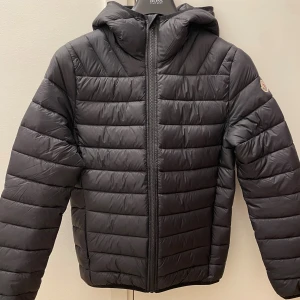 Moncler Jacka - Svart fin stilren Moncler jacka använd en gång med quiltad design och huva sitter jätte fint passform xs men passar s också. Perfekt för kalla dagar och ger en clean, stilren look pris kan diskuteras vid snabb affär.