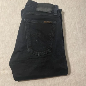 Svarta jeans från Nudie Jeans - | märke: Nudie Jeans | plagg: jeans | skick: 9/10 | storlek: W29 L32 | nypris: 1500kr | mitt pris: 349kr | färger: svart | pris kan diskuteras | hör av dig vid minsta fråga eller fundering // MatteoResell |
