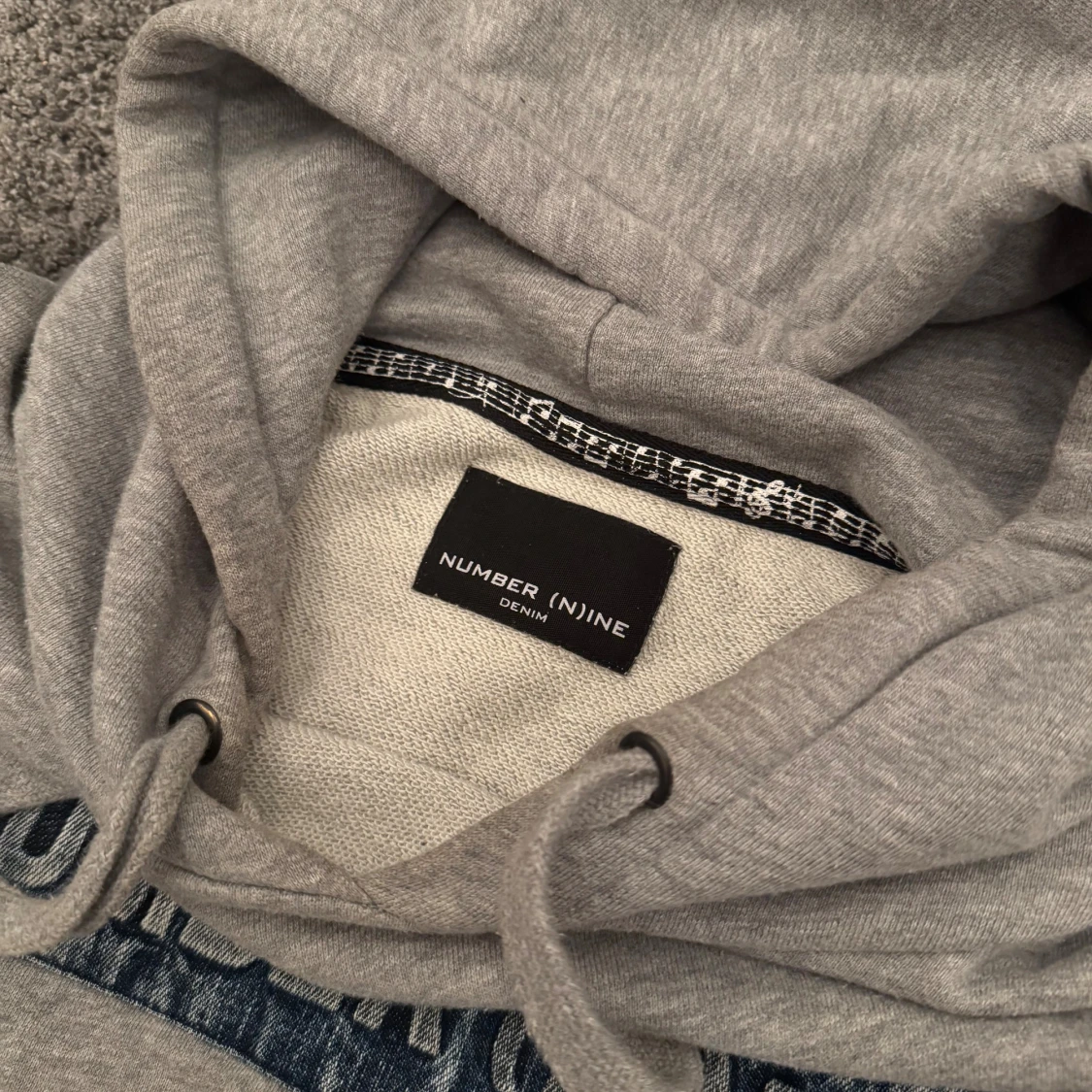 Grå hoodie från Number (N)ine  - 2