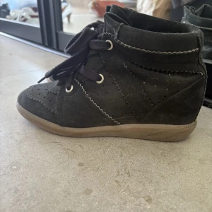 Isabel marant Bobby 39 - Säljer mina älskade Isabel marant i modellen Bobby ❤️❤️ älskar dessa och knappt använda som nyskick 🥹🥹💕💕 