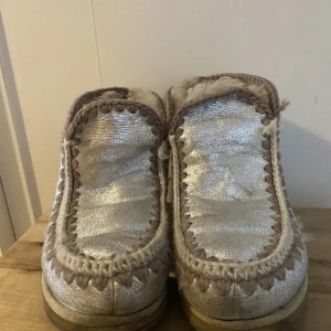 Vinterskor - Silvriga vinterskor från shepheard of sweden. Köpta för 1600 kr. Har tecken på användning men är i fint skick. 