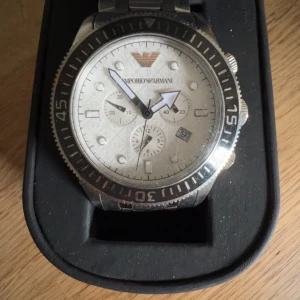 Emporio Armani klocka - Gents EMPORIO ARMANI AR-0586 Chronograph Wristwatch LIMITED EDITION Köpt för 7699kr Använd fåtal gånger ny skick Box finns men tyvärr inget kvitto Behöver nytt batteri då den legat ett tag 