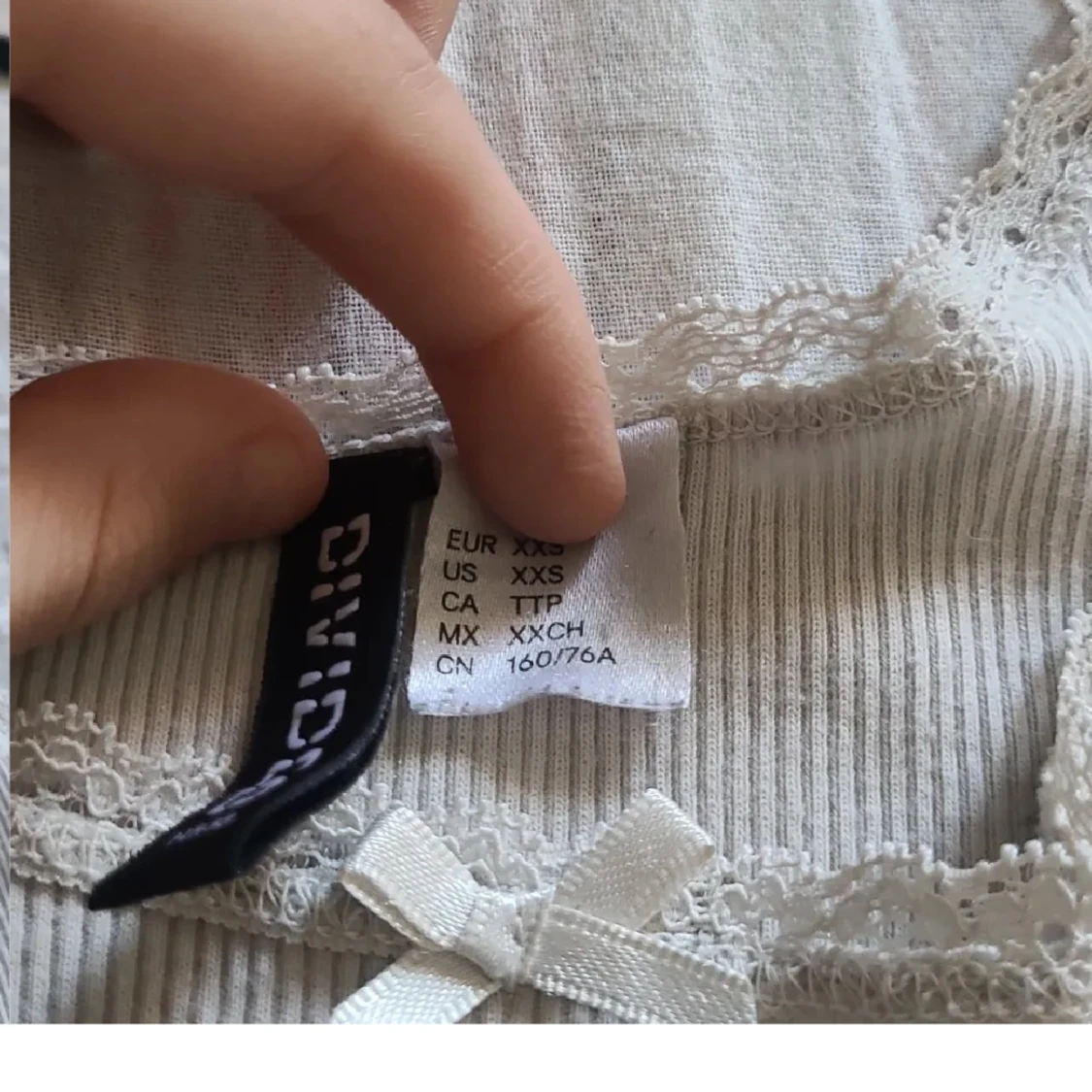 Vit ribbad linnetopp med spets - 4