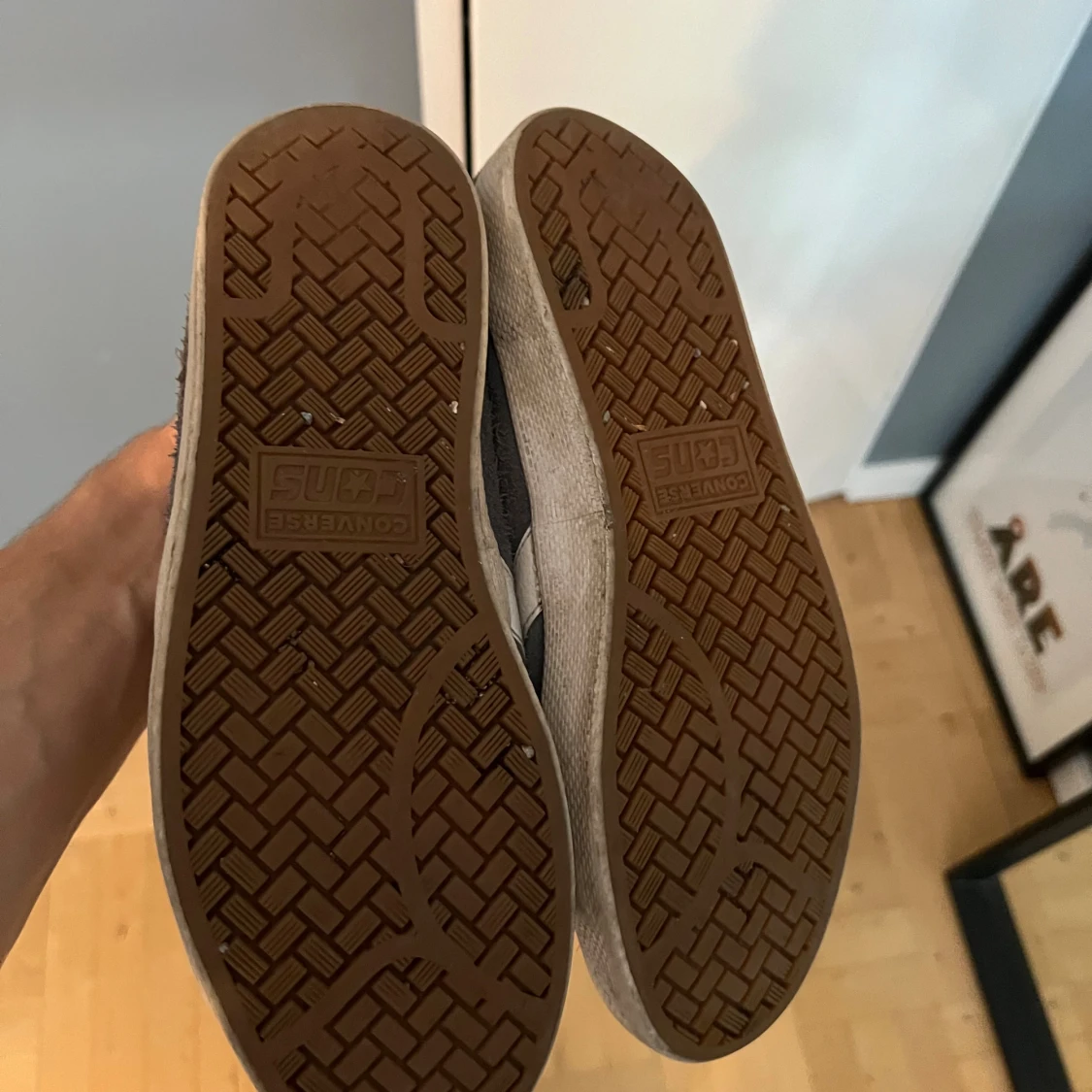 Grå Converse sneakers med vit detalj - 4