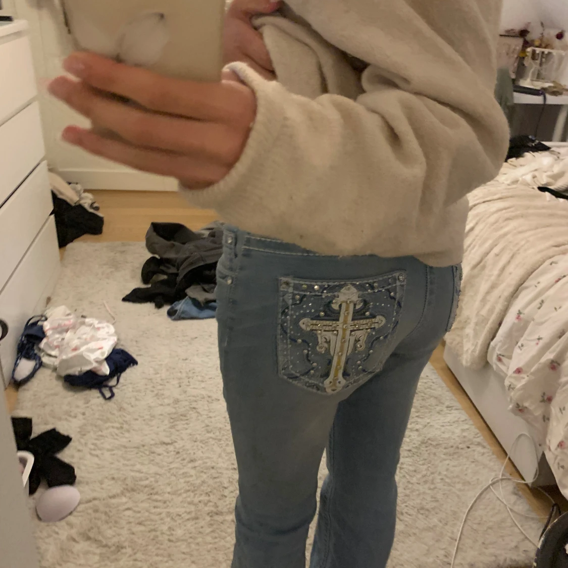 Ljusblå jeans med korsdetalj - 1