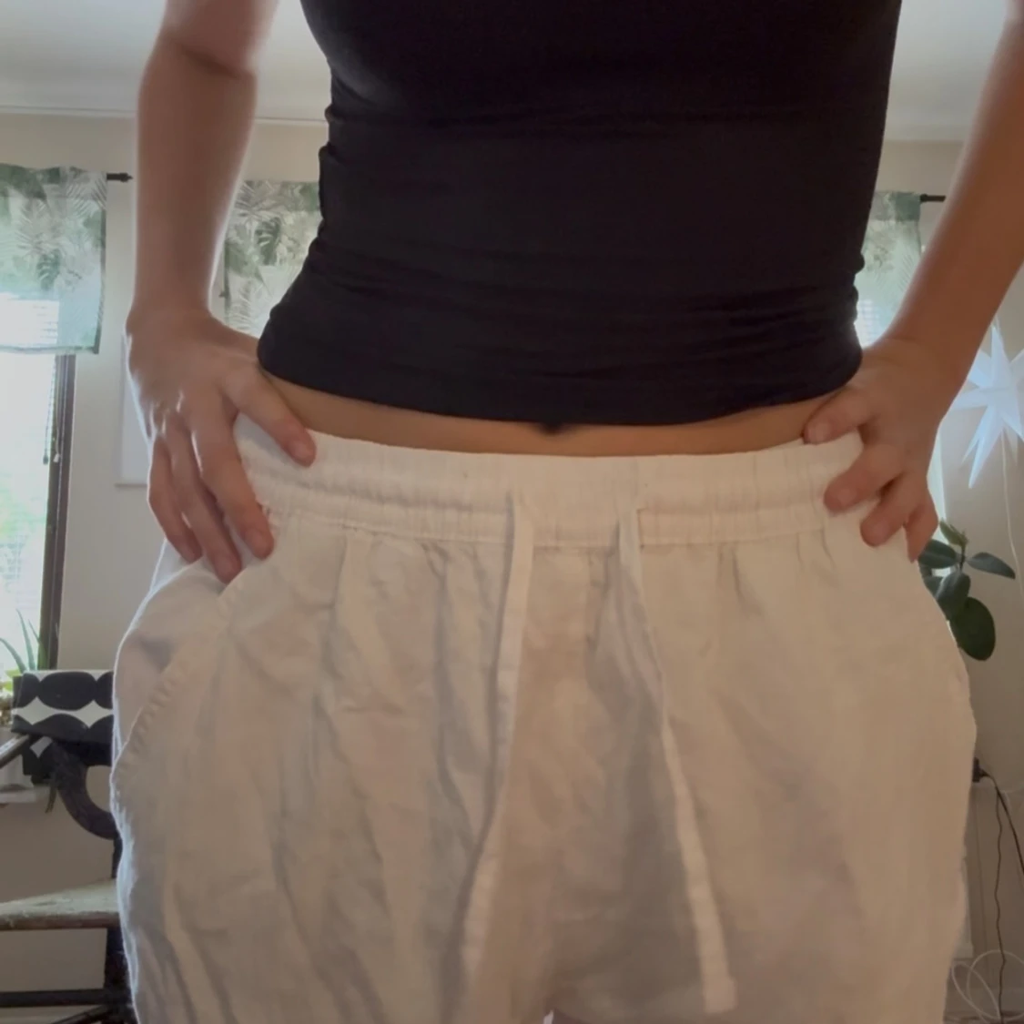 Vita vida linnebyxor med snörning