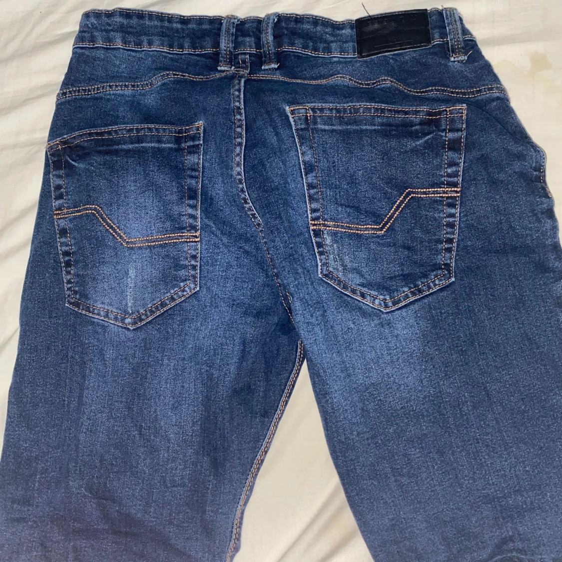 Blå jeans med kontrastsömmar - 1