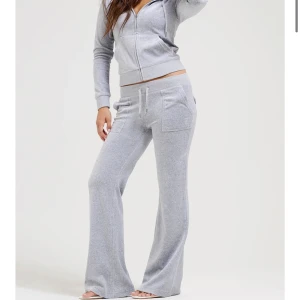 Juicy sett - Sett med byxor och kofta från Juicy Couture. Säljer båda delarna tillsammans, S i byxorna, Mi i tröjan