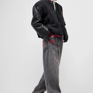 Ed Hardy x Urban outfitters jeans - Så snygga baggy jeans från Ed Hardy med röda detaljer på både fram och baksida! Helt nya, fortfarande med prislapp kvar!