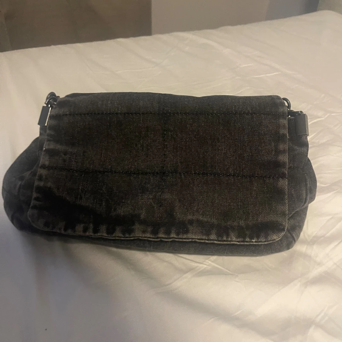 Svart axelväska i jeans med kedja - 1