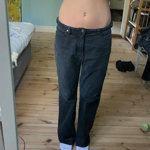 Svarta Levis jeans - Svarta Levis jeans. Jeansen har hällor för bälte och Levis ikoniska röda etikett på bakfickan. Tillverkade i mjukt denimtyg som sitter snyggt på kroppen och ger en cool, avslappnad look. Midjemåttet är 39 cm och de passar på mig som är 167cm💕