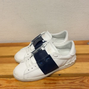 Valentino open  - Tja, säljer ett par unika valentinos😇skicket är 10/10 st 43💫💫vid frågor hör gärna av dig, priset ej hugget i sten 💵💵💵