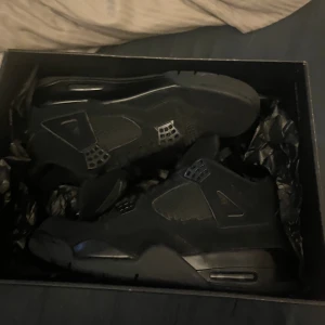 Nike Air Jordan 4 black cat - Skorna har inga skador. Skorna är använda ca 4-5 gånger så dom är relativt nya