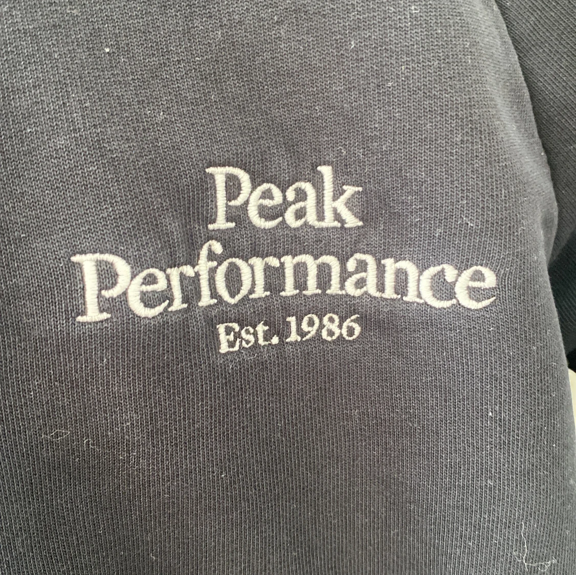 svart Peak Performance hoddie - 1