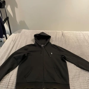 Polo zip up  - Haft den ett tag. Jag är 184 passar mig 