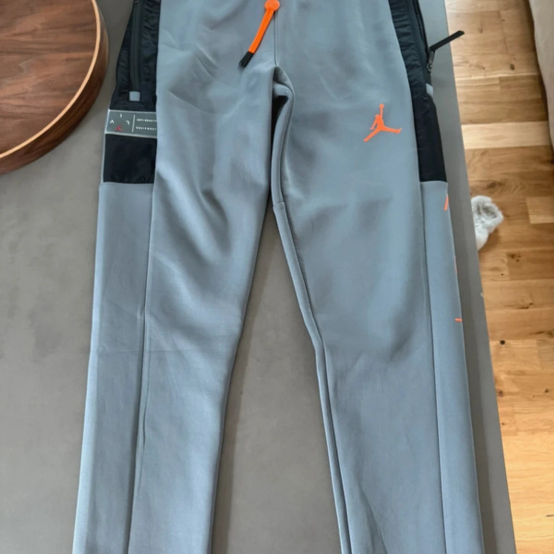 Grå Jordan hoodie med orange detaljer - 2