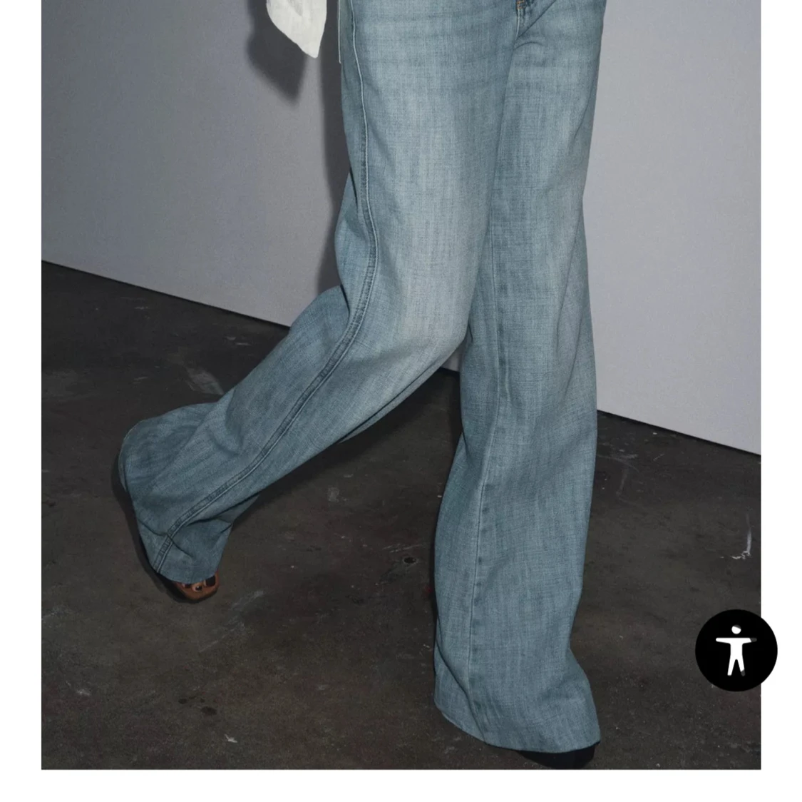 Zara Ljusblåa wide jeans med bootcut - 1