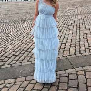 Balklänning  - Jättefin ljusblå volang balklänning från Beauut, köpt på ASOS. Den är aldrig använd med prislapp kvar 💙🩵