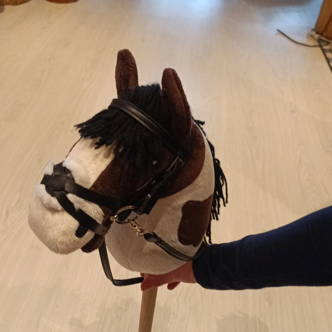 Säljer min käpphäst som inte kommer till användning längre.Ganska ny från Hööks,har bara varit använd 3 till 4 gånger. Tränset följer också med😄 nypriset var 530 för allt - 1