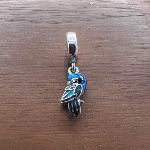 Berlock till Pandora armband - Hängande blå pappegoja berlock till Pandora armband. Så gott som nytt. Använt färre än 10 gånger. (Armband ingår ej i priset)