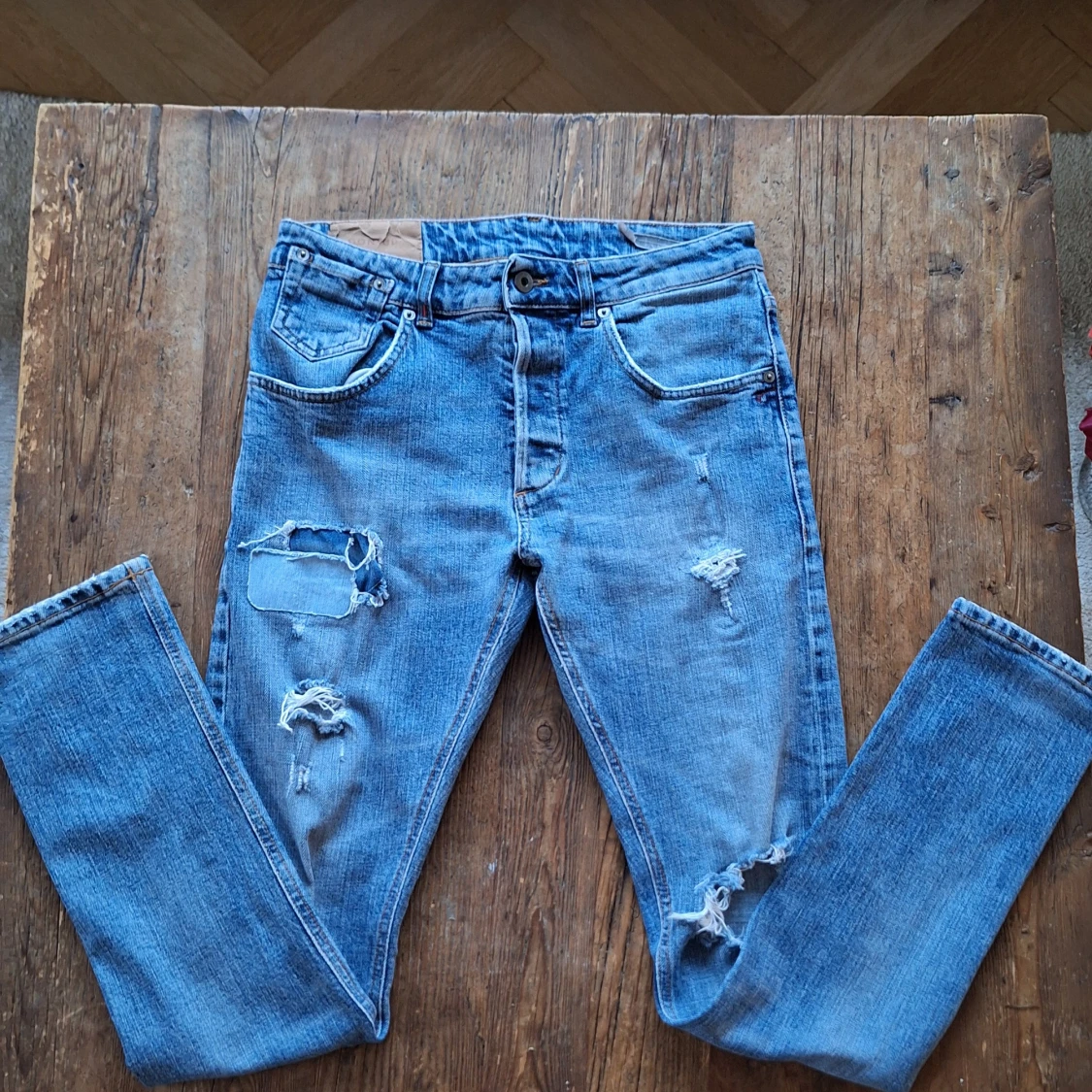 Blå slitna jeans med raka ben - 2