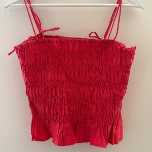 Röd topp - Säljer min gulliga röda topp från hm som aldrig kommit till användning❣️