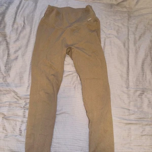 Beige ribbade leggings från Aim'n XS - Säljer ett par beige ribbade leggings från Aim'n i storlek XS. De har hög midja och är tillverkade i ett stretchigt och mjukt material som sitter skönt på kroppen.
