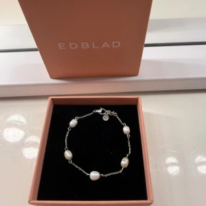 Pärlarmband från edblad - Säljer mitt armband från Edblad i silver! Sitter perfekt och är använd men inte så det syns. Nypris = 499kr.