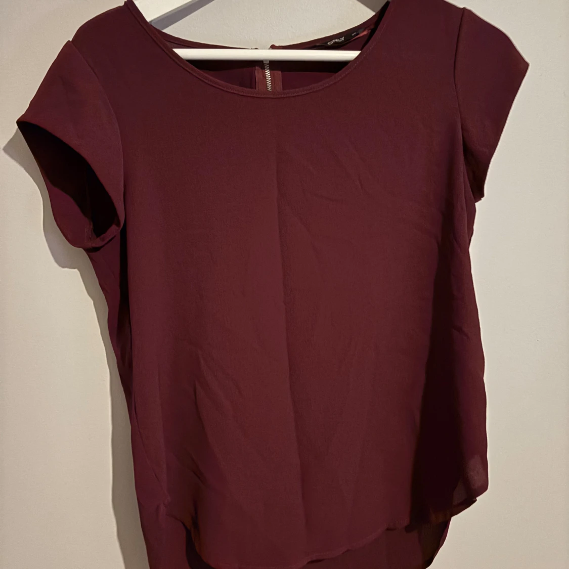 Vinröd blus från ONLY med dragkedja