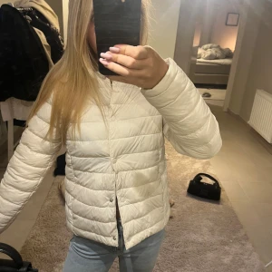 Vit/begie dunn jacka - Säljer en vit/begie dunn jacka. Den kommer inte till användning längre. 