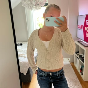 Beige stickad kofta med knappar - Säljer denna super fina beigea koftan som börjar bli för kort i armarna på mig. Har klippt av lappen som storleken står på men den är på gränsen till för liten för storlek s så skulle säga att den är Xs. Den har inte använts mycket men den är använd. Priset kan diskuteras 