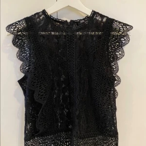 Svart spetsblus  - Supersnygg svart blus från Zara i spets.