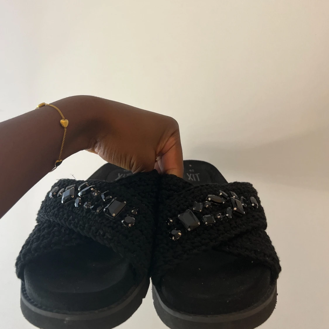 Svarta sandaler med pärldetaljer - 3