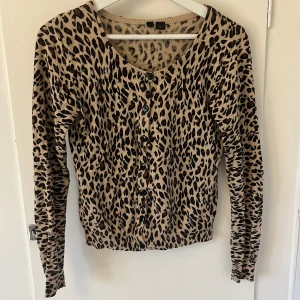 Leopard kofta  - Jätte fin leopard kofta som tyvärr inte kommer till användning. Storlek stor ej men skulle säga xs/s. 