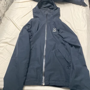 Haglöfs regn jacka - Svart haglöfs regn jacka tog på mig den väldigt sällan eftersom hade min vinterjacka för det mesta under hösten och nu så har den blivit liten på mig. Passar L också