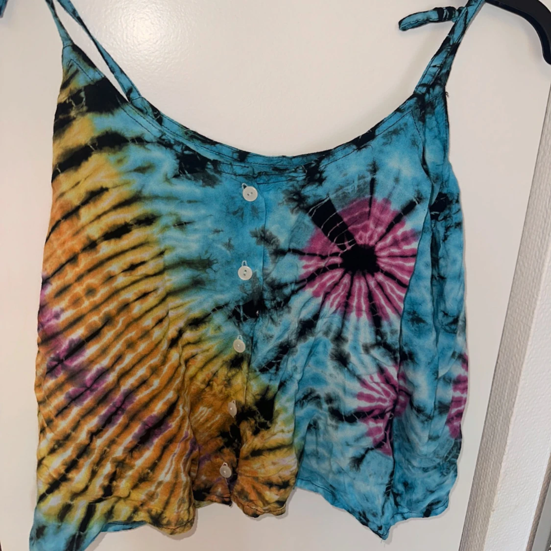 Färgglad linnetopp med knappar