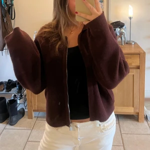 Höstjacka🪂 - Så fin höstjacka från Zara som tyvärr ba inte använts, så synd tycker den e jättesnygg!💓 nypris 600 och knappt använd💓storlek L men sitter som en S/m