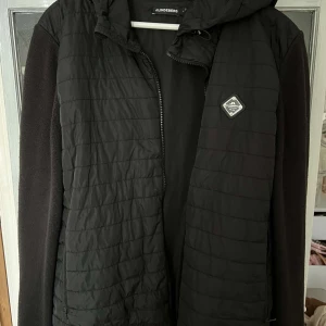 J.Lindeberg cardigan - svart cardigan från J.Lindeberg. skick 7/10 då jag har sytt igen en högerficka men det är inget som märks eller syntes. storlek L men passar M