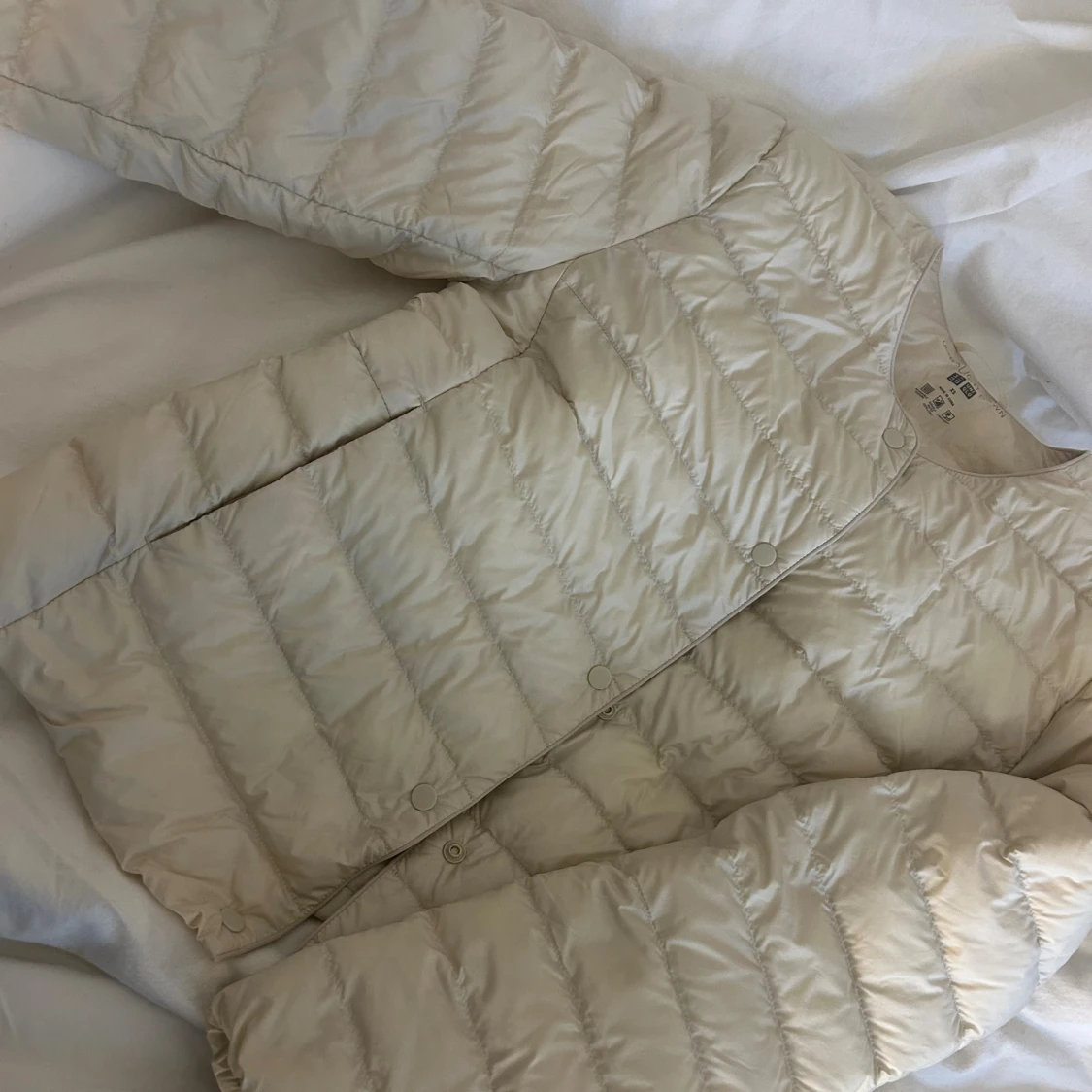 Beige dunjacka från Uniqlo XS
