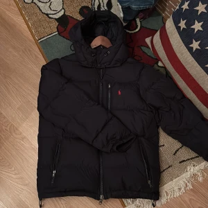 Ralph lauren vinterjacka - Säljer min raffe jacka då den inte passar mig längre. Jackan är i S och har använts sparsamt. Kardborren på ena armen har inte så mycket grepp men annars helt felfri. Bara att skriva om du har funderingar 