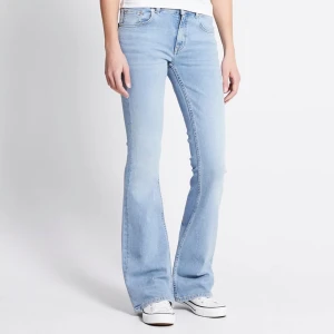 Ljusblå bootcut jeans - Snygga ljusblå jeans med bootcut. Aldrig använda, prislapp kvar, pris kan diskuteras!