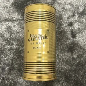 Jean Paul Gaultier Le Male Elixir - Snygg och lyxig parfym i guldigt utförande från Jean Paul Gaultier. Le Male Elixir ger ett exklusivt intryck och är perfekt för dig som vill sticka ut. Volym: 125 ml.
